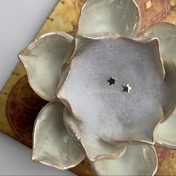 🌟🆕 Dainty Silver Star Stud Earrings - Picture 5 of 5